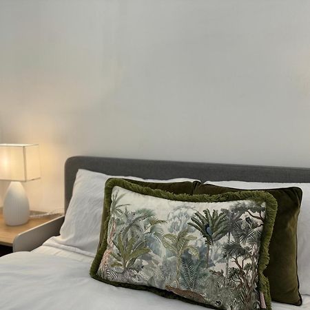 Holiday Home 2Br L 2Ba With Patio-Sleep 6 ลอนดอน ภายนอก รูปภาพ