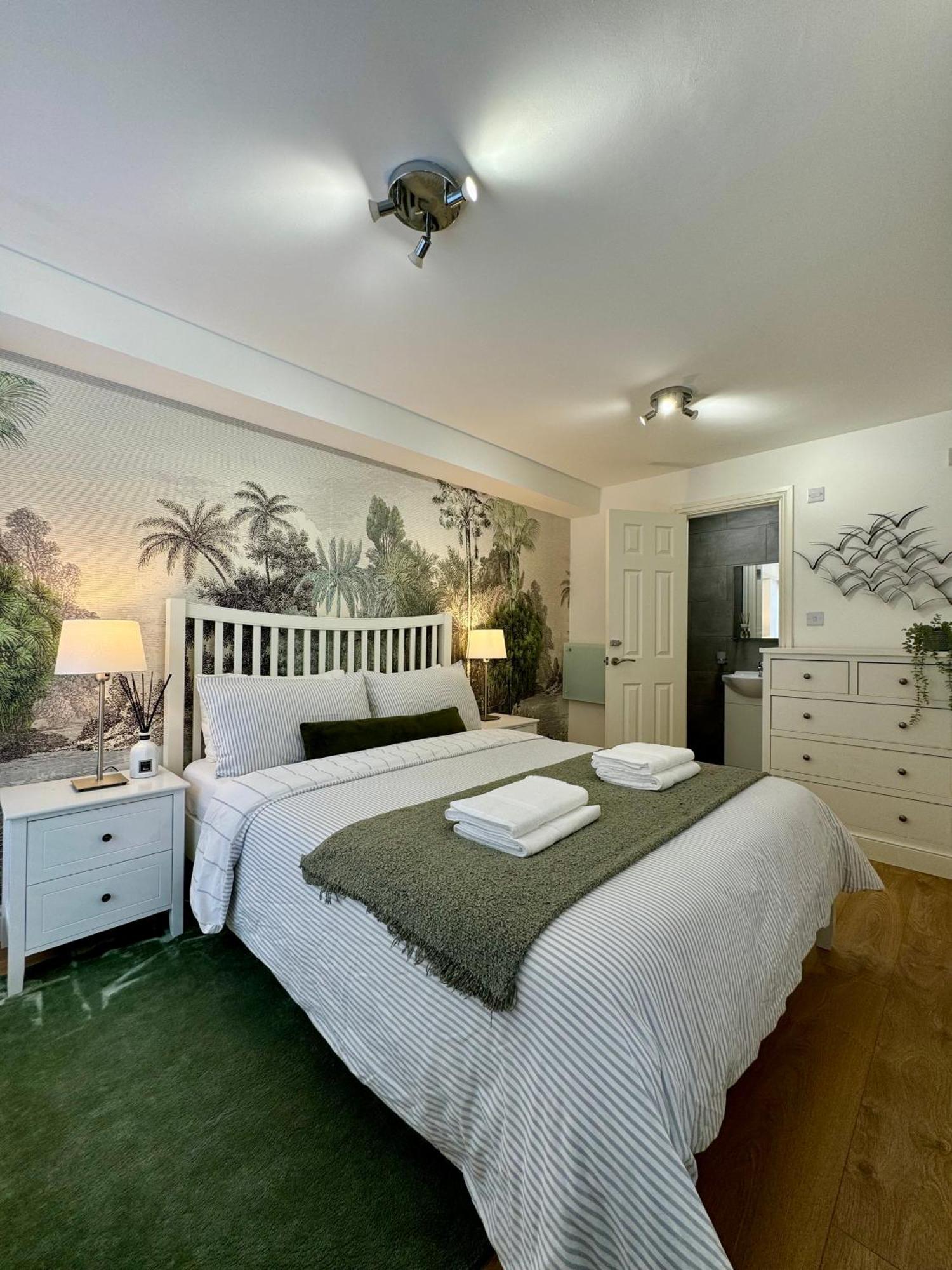 Holiday Home 2Br L 2Ba With Patio-Sleep 6 ลอนดอน ภายนอก รูปภาพ